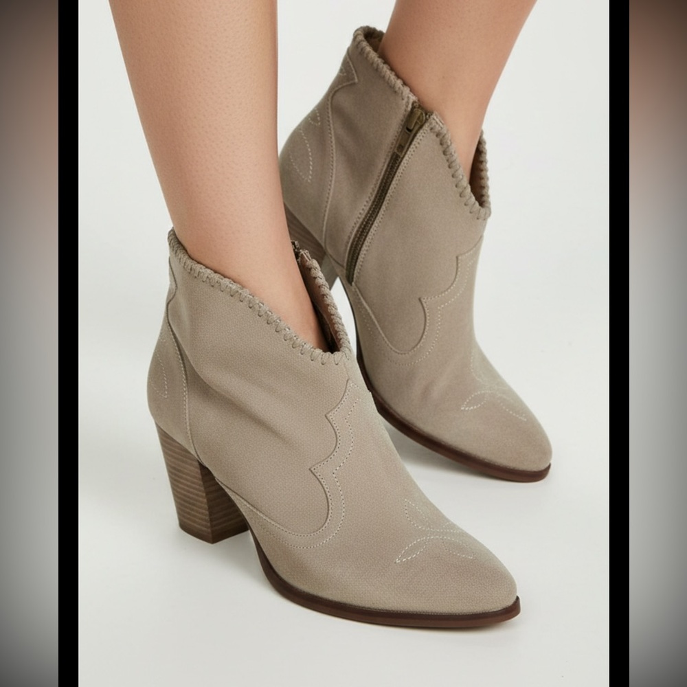 Women’s Ariat Unbridled 10027436 Eva Distressed suede Taupe 8.5 Booties western